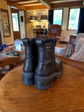 Sorel Black Leather Chelsea Lug Boot - Pull-Tab Ankle